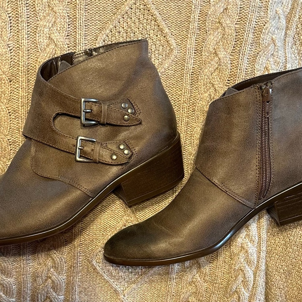 AEROSOLES brown ankle booties in size 9.5M.
